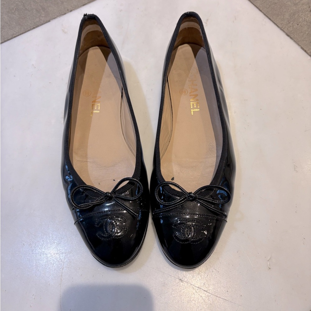 Chanel ballet flats, black patent leather, size 39 (fits US8), circa 2008